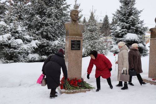 Нурлатцы возложили цветы к бюсту и на могилу Тимирзянова Закия Тимирзяновича