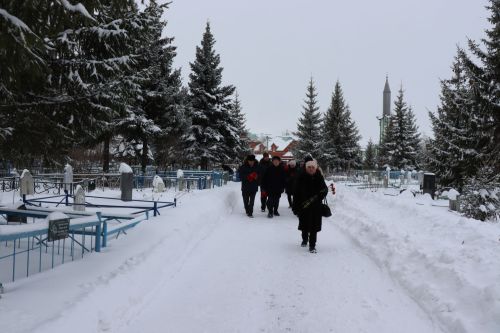 Нурлатцы возложили цветы к бюсту и на могилу Тимирзянова Закия Тимирзяновича