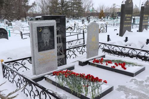 Нурлатцы возложили цветы к бюсту и на могилу Тимирзянова Закия Тимирзяновича
