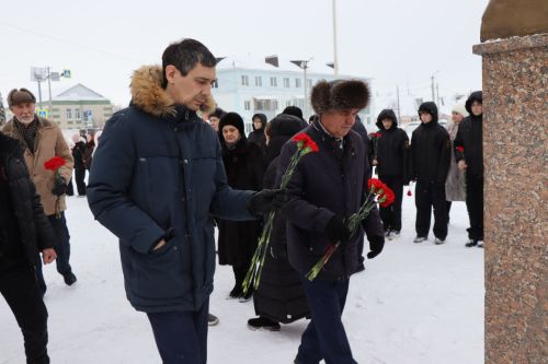 Нурлатцы возложили цветы к бюсту и на могилу Тимирзянова Закия Тимирзяновича