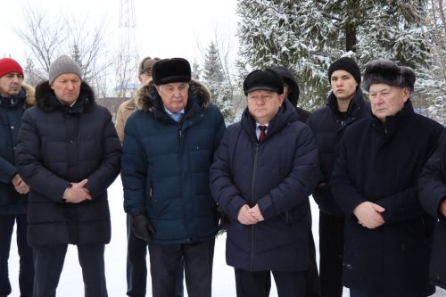 Нурлатцы возложили цветы к бюсту и на могилу Тимирзянова Закия Тимирзяновича