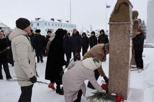 Нурлатцы возложили цветы к бюсту и на могилу Тимирзянова Закия Тимирзяновича