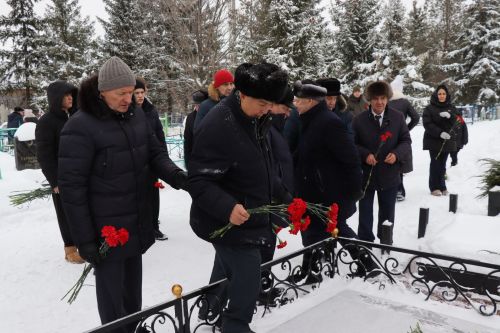 Нурлатцы возложили цветы к бюсту и на могилу Тимирзянова Закия Тимирзяновича