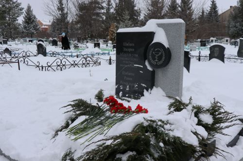 Нурлатцы возложили цветы к бюсту и на могилу Тимирзянова Закия Тимирзяновича