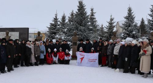 Нурлатцы возложили цветы к бюсту и на могилу Тимирзянова Закия Тимирзяновича