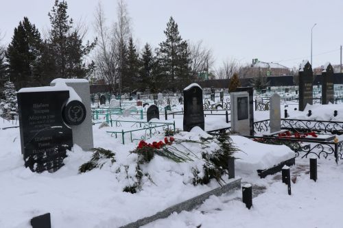 Нурлатцы возложили цветы к бюсту и на могилу Тимирзянова Закия Тимирзяновича