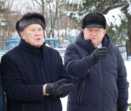 Нурлатцы возложили цветы к бюсту и на могилу Тимирзянова Закия Тимирзяновича
