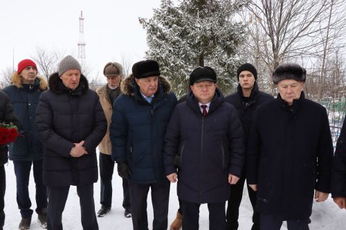 Нурлатцы возложили цветы к бюсту и на могилу Тимирзянова Закия Тимирзяновича