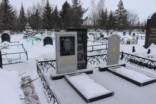 Нурлатцы возложили цветы к бюсту и на могилу Тимирзянова Закия Тимирзяновича