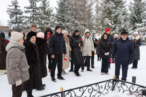 Нурлатцы возложили цветы к бюсту и на могилу Тимирзянова Закия Тимирзяновича