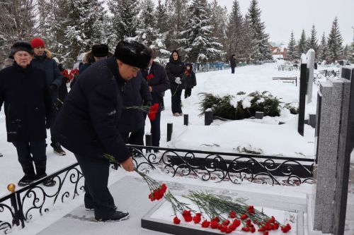 Нурлатцы возложили цветы к бюсту и на могилу Тимирзянова Закия Тимирзяновича