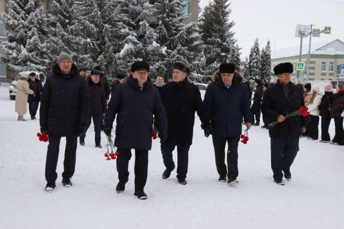 Нурлатцы возложили цветы к бюсту и на могилу Тимирзянова Закия Тимирзяновича