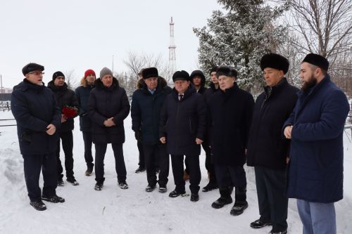 Нурлатцы возложили цветы к бюсту и на могилу Тимирзянова Закия Тимирзяновича