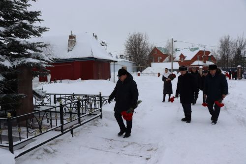 Нурлатцы возложили цветы к бюсту и на могилу Тимирзянова Закия Тимирзяновича