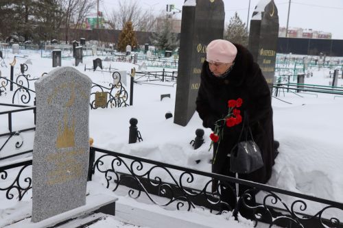 Нурлатцы возложили цветы к бюсту и на могилу Тимирзянова Закия Тимирзяновича