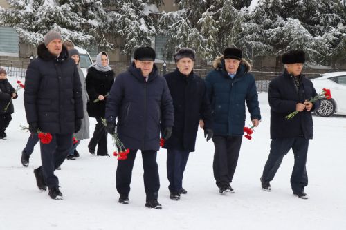 Нурлатцы возложили цветы к бюсту и на могилу Тимирзянова Закия Тимирзяновича