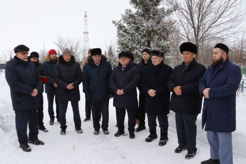 Нурлатцы возложили цветы к бюсту и на могилу Тимирзянова Закия Тимирзяновича