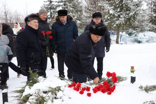 Нурлатцы возложили цветы к бюсту и на могилу Тимирзянова Закия Тимирзяновича