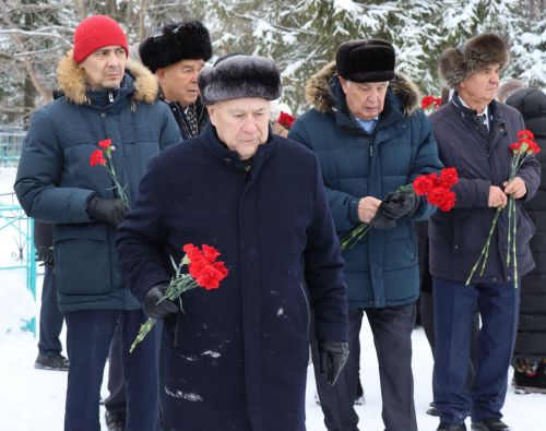 Нурлатцы возложили цветы к бюсту и на могилу Тимирзянова Закия Тимирзяновича