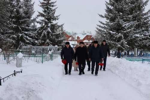 Нурлатцы возложили цветы к бюсту и на могилу Тимирзянова Закия Тимирзяновича