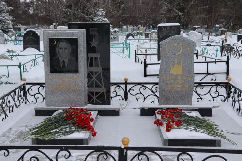 Нурлатцы возложили цветы к бюсту и на могилу Тимирзянова Закия Тимирзяновича