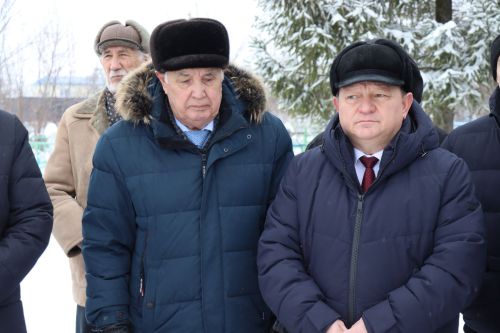 Нурлатцы возложили цветы к бюсту и на могилу Тимирзянова Закия Тимирзяновича