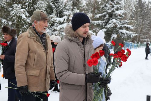 Нурлатцы возложили цветы к бюсту и на могилу Тимирзянова Закия Тимирзяновича