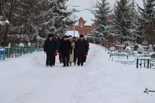 Нурлатцы возложили цветы к бюсту и на могилу Тимирзянова Закия Тимирзяновича