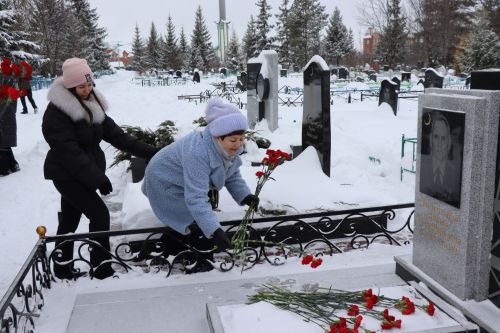 Нурлатцы возложили цветы к бюсту и на могилу Тимирзянова Закия Тимирзяновича