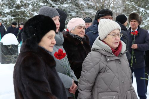 Нурлатцы возложили цветы к бюсту и на могилу Тимирзянова Закия Тимирзяновича