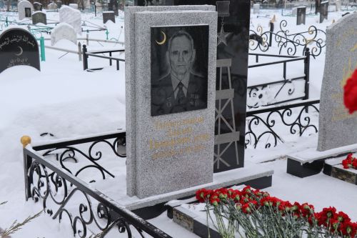 Нурлатцы возложили цветы к бюсту и на могилу Тимирзянова Закия Тимирзяновича