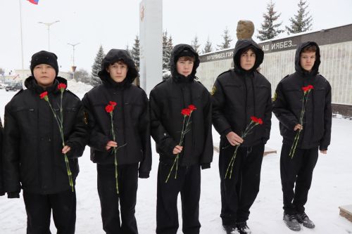 Нурлатцы возложили цветы к бюсту и на могилу Тимирзянова Закия Тимирзяновича