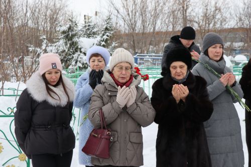 Нурлатцы возложили цветы к бюсту и на могилу Тимирзянова Закия Тимирзяновича