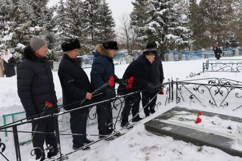 Нурлатцы возложили цветы к бюсту и на могилу Тимирзянова Закия Тимирзяновича