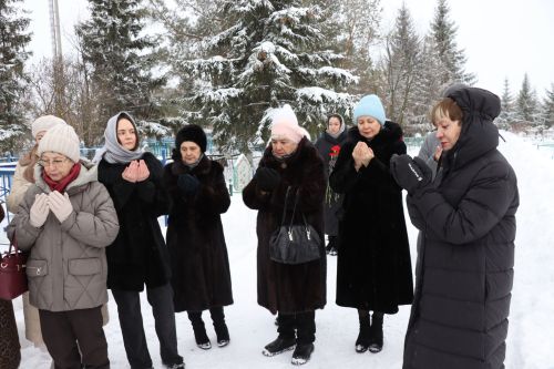 Нурлатцы возложили цветы к бюсту и на могилу Тимирзянова Закия Тимирзяновича