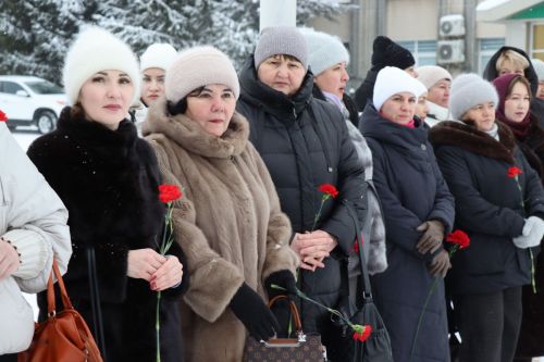 Нурлатцы возложили цветы к бюсту и на могилу Тимирзянова Закия Тимирзяновича