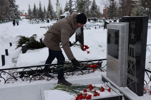 Нурлатцы возложили цветы к бюсту и на могилу Тимирзянова Закия Тимирзяновича
