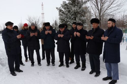 Нурлатцы возложили цветы к бюсту и на могилу Тимирзянова Закия Тимирзяновича