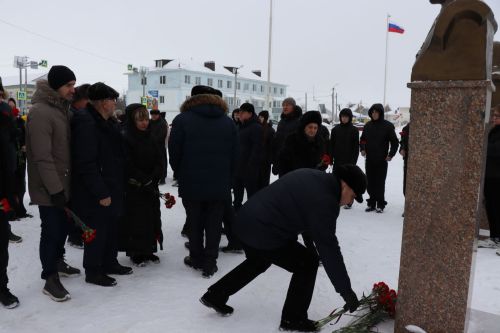 Нурлатцы возложили цветы к бюсту и на могилу Тимирзянова Закия Тимирзяновича