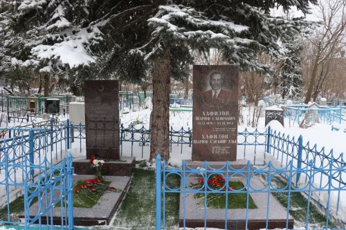 Нурлатцы возложили цветы к бюсту и на могилу Тимирзянова Закия Тимирзяновича