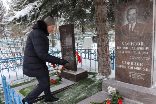 Нурлатцы возложили цветы к бюсту и на могилу Тимирзянова Закия Тимирзяновича