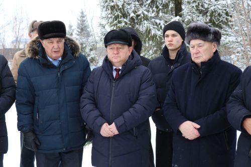 Нурлатцы возложили цветы к бюсту и на могилу Тимирзянова Закия Тимирзяновича