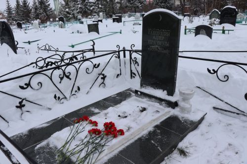 Нурлатцы возложили цветы к бюсту и на могилу Тимирзянова Закия Тимирзяновича