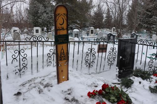 Нурлатцы возложили цветы к бюсту и на могилу Тимирзянова Закия Тимирзяновича