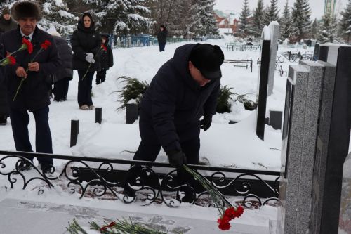 Нурлатцы возложили цветы к бюсту и на могилу Тимирзянова Закия Тимирзяновича