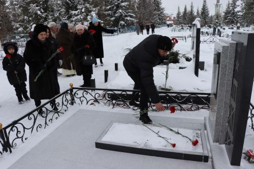 Нурлатцы возложили цветы к бюсту и на могилу Тимирзянова Закия Тимирзяновича