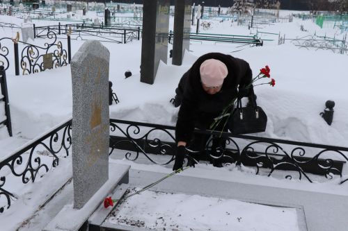 Нурлатцы возложили цветы к бюсту и на могилу Тимирзянова Закия Тимирзяновича