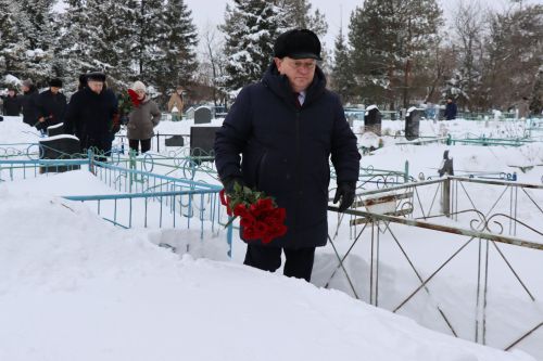 Нурлатцы возложили цветы к бюсту и на могилу Тимирзянова Закия Тимирзяновича