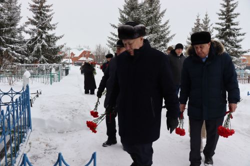 Нурлатцы возложили цветы к бюсту и на могилу Тимирзянова Закия Тимирзяновича