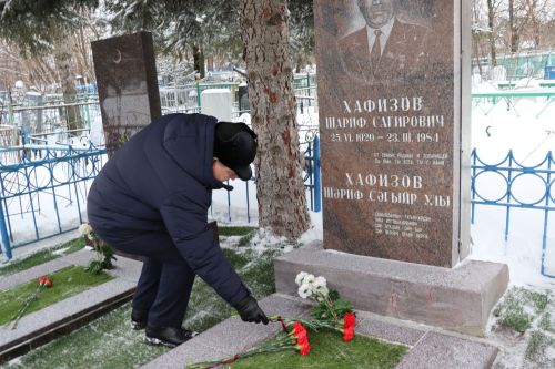 Нурлатцы возложили цветы к бюсту и на могилу Тимирзянова Закия Тимирзяновича